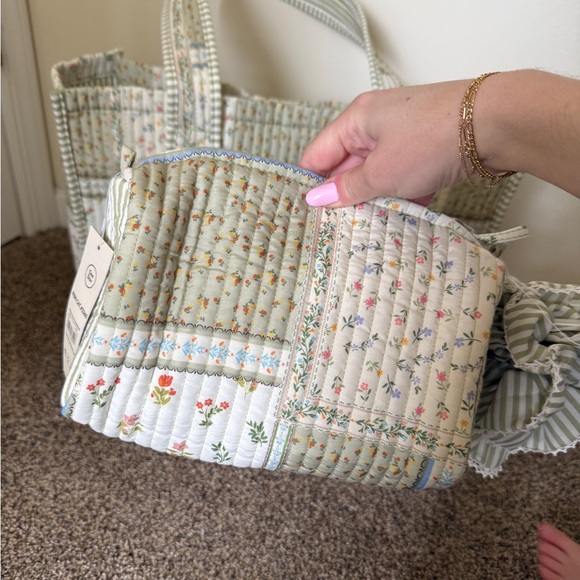 No Boundaries Quilted Tote & Pouch - Picture 3 of 8